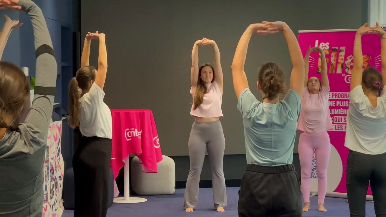 Cours de yoga Octobre Rose chez Nestlé Waters, animé par deux coachs Power Partners